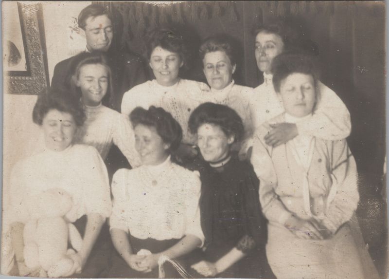File:Lorena young with friends.jpeg